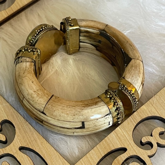 Indian Style Brass & Wood Bangle with Cream & Brown Tones with center stone. - Picture 6 of 6